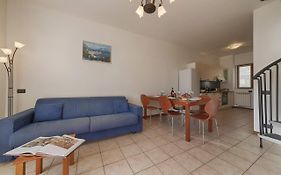 2-Bedroom Lakeview Apartment At The Lake